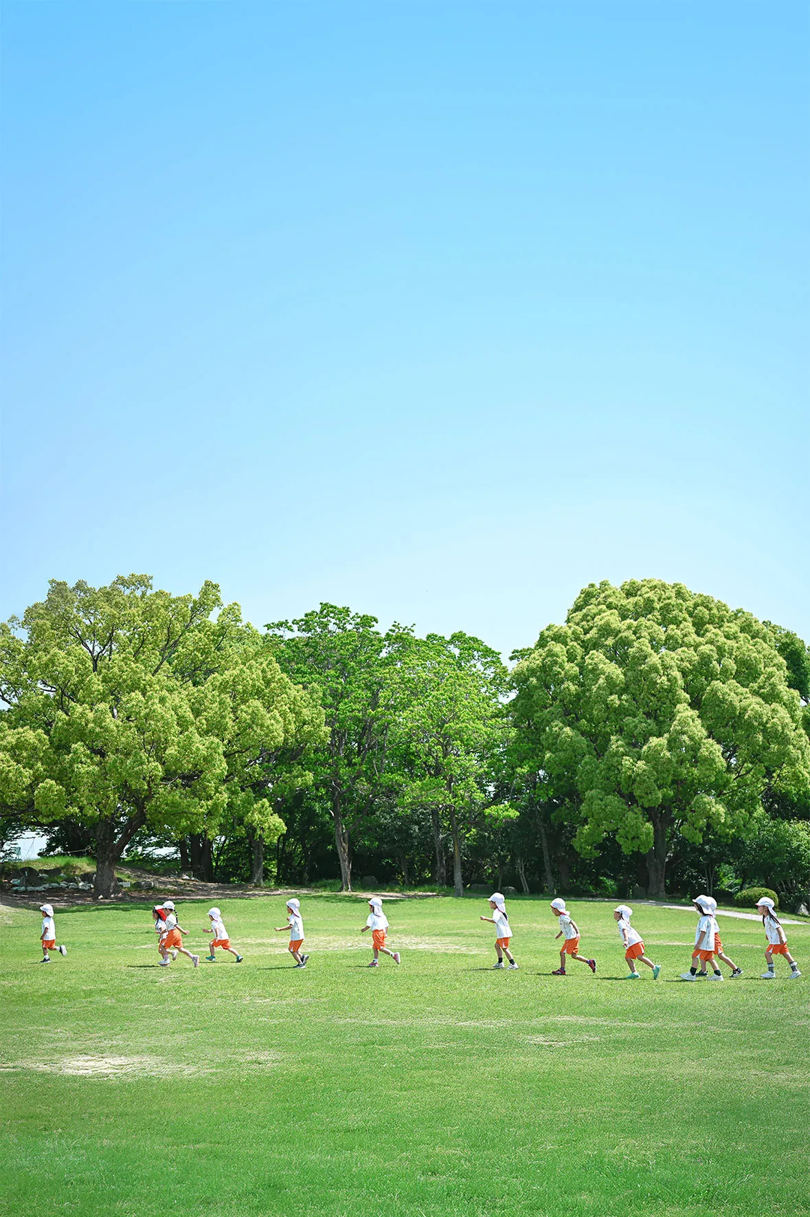 前嶋学園の教室で子どもたちが遊んでいるところ
