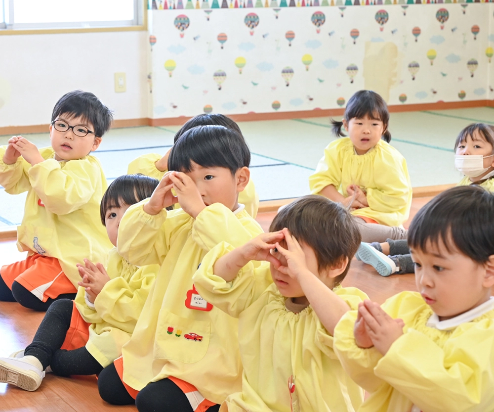 子どもが教室内でレクリエーションをしている写真